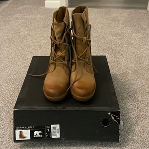 BNWT Joan of Arctic Wedge